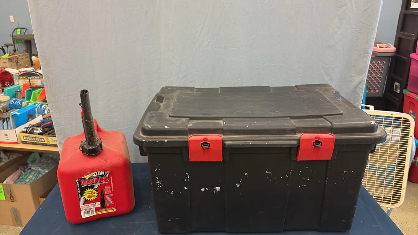 Sterelite Tote w/ Gas Can