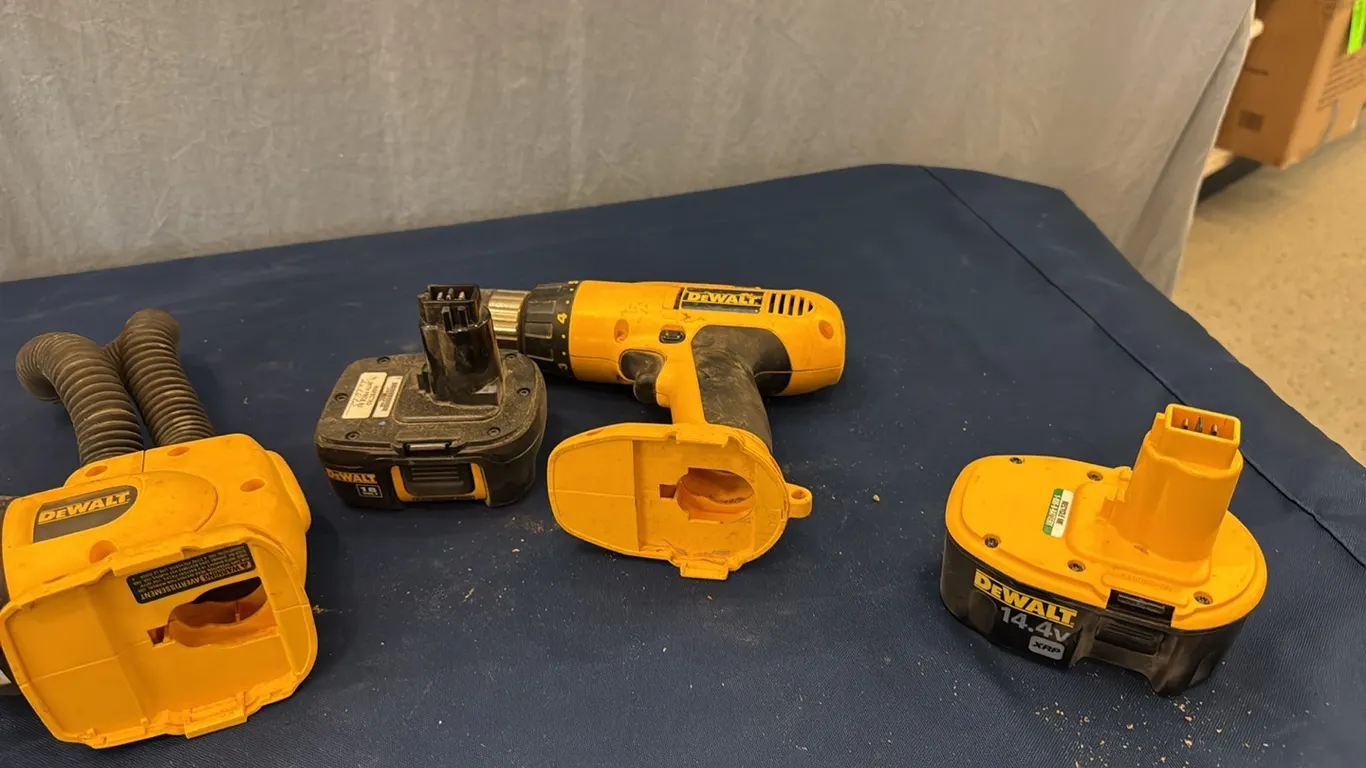 DeEalt work light, drill