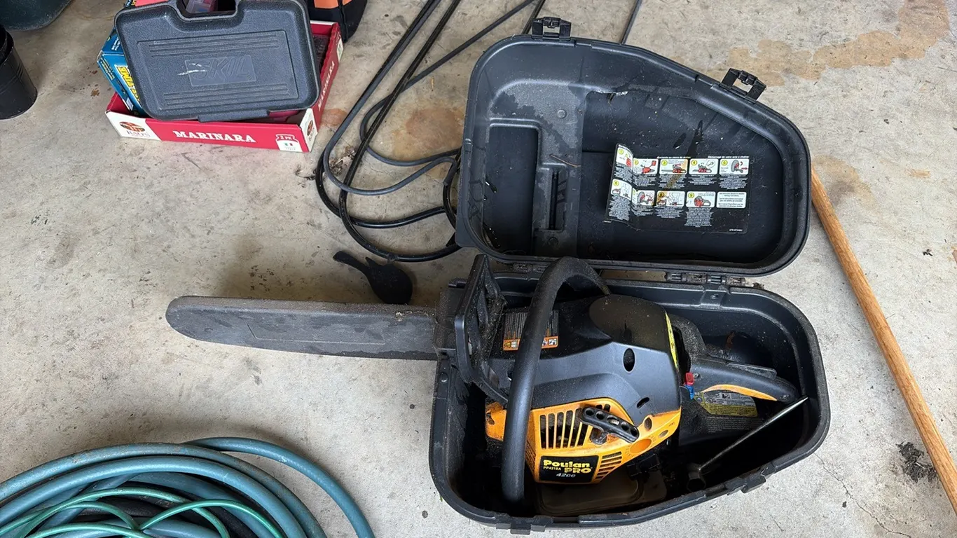 Poulan 42cc Chainsaw w/ Case