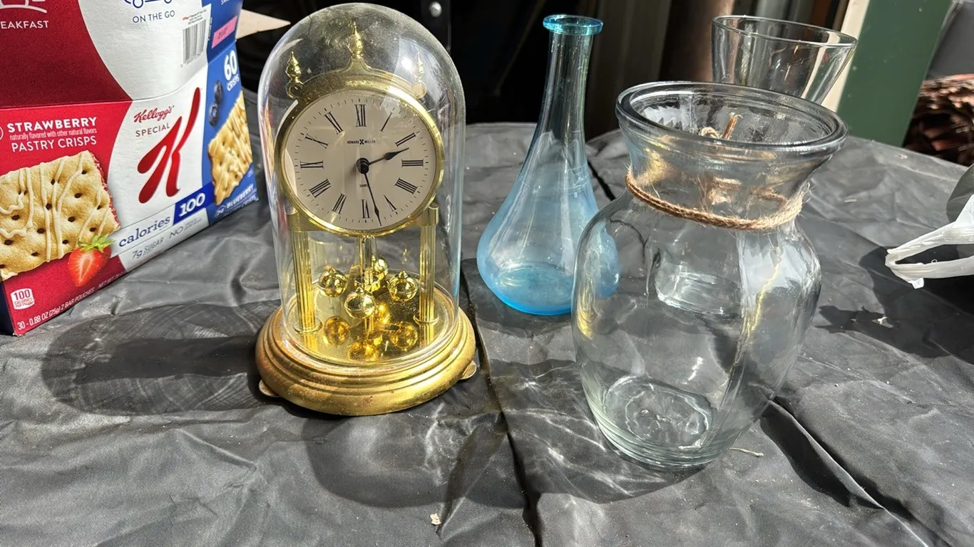 Vases, Anniversary clock