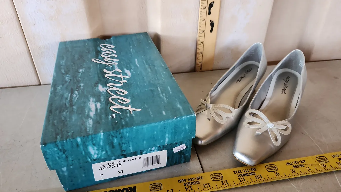 Easy Street Butterfly Silver Kid Heels Size 7 M, Lightly Worn