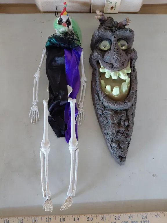 Skeleton Clown 16" Tall & Battery Operated Tree Face