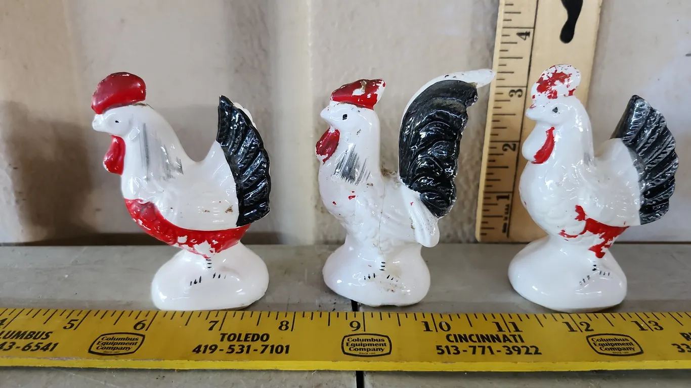 Vintage Japan Ceramic Chicken Salt/Pepper Shakers (1 Has Been Repaired)