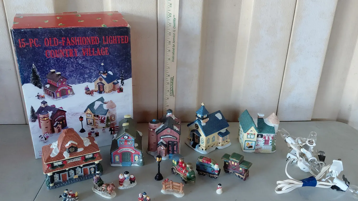 Old Fashioned Style Ceramic Village Houses & Accessories