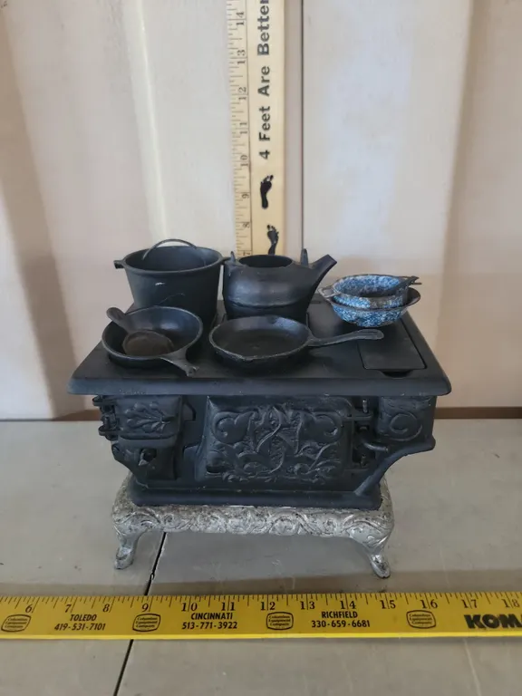 Vintage Cast Iron Salesman Sample Stove W/Pans, Pot, Tea Kettle, & 2 Enamel Finish Pans