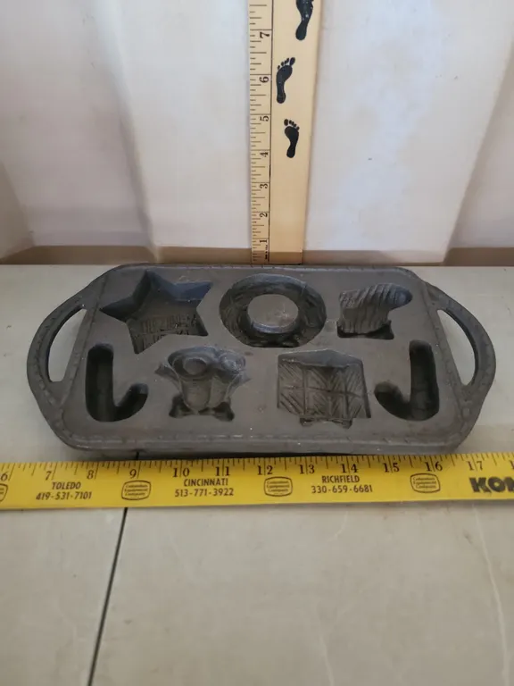 Cast Iron Christmas Cornbread Pan 12.75"X7"