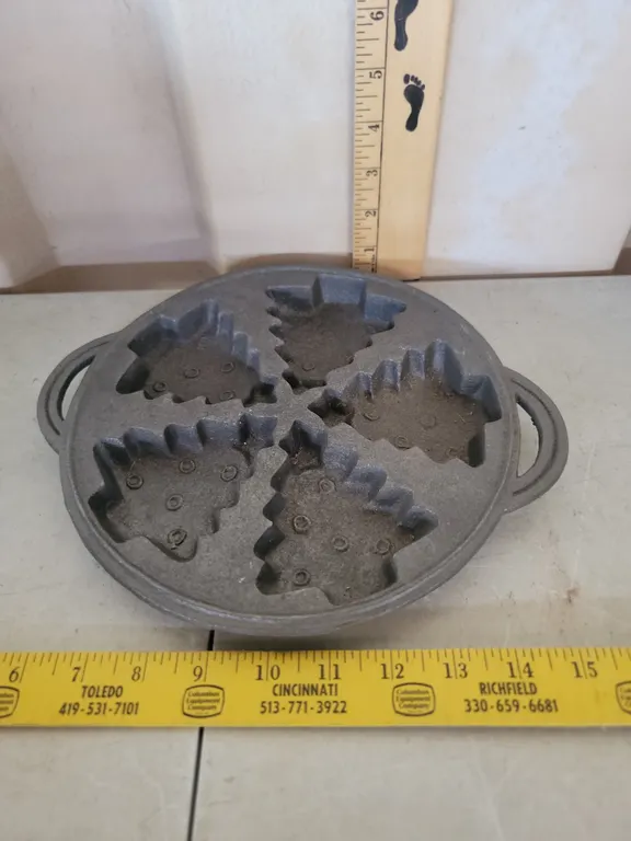 Taiwan Cast Iron Christmas Tree Cornbread Pan 10.5"X9"