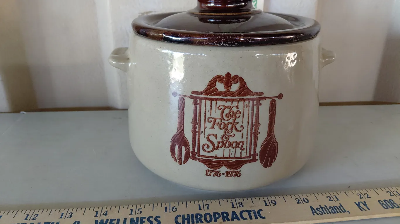 Vintage 1776-1976 The Fork & Spoon Bicentennial Crock Beanpot 8.5"X7"X6"