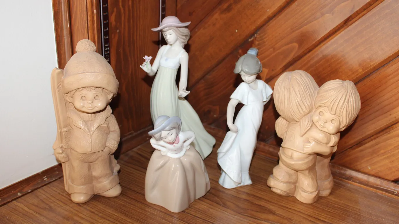 NAO Lladro Porcelain & Figural Collectibles