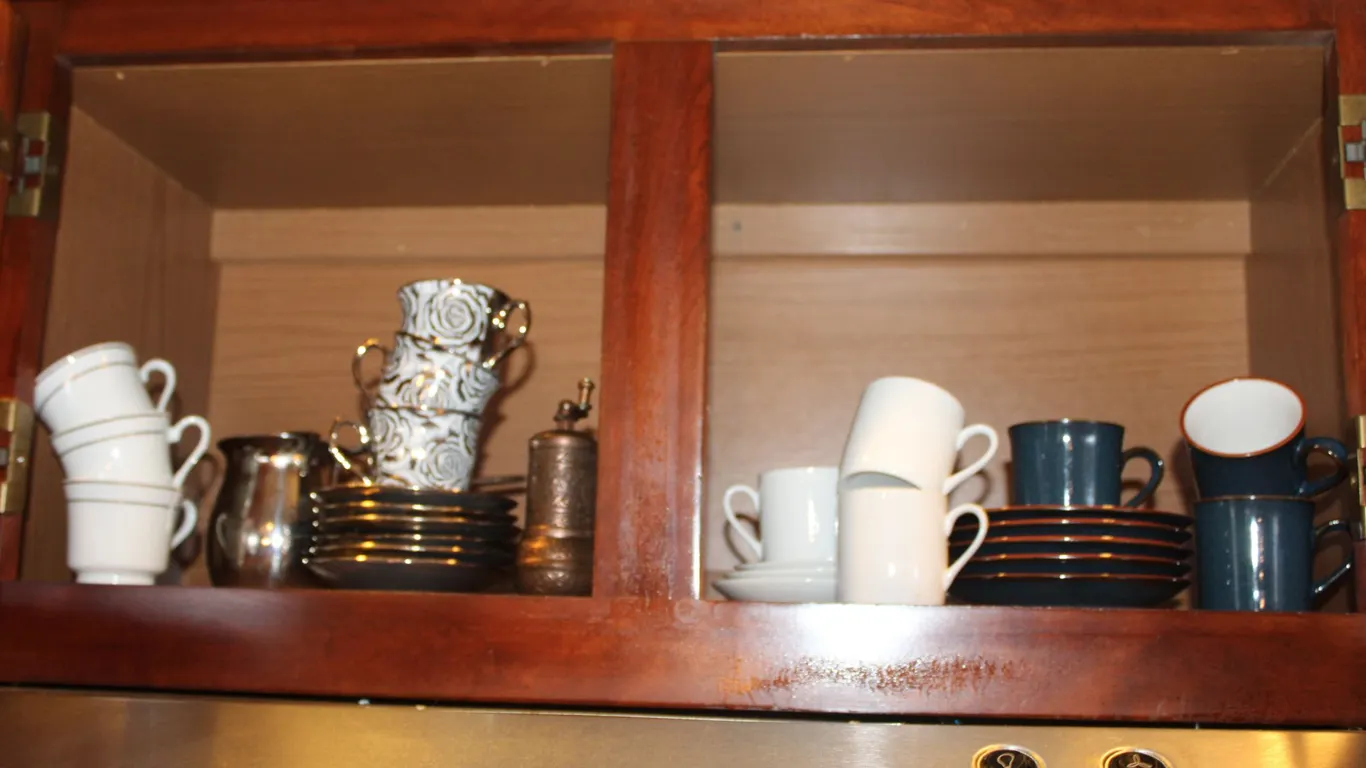 Cups, Saucers & Pitchers
