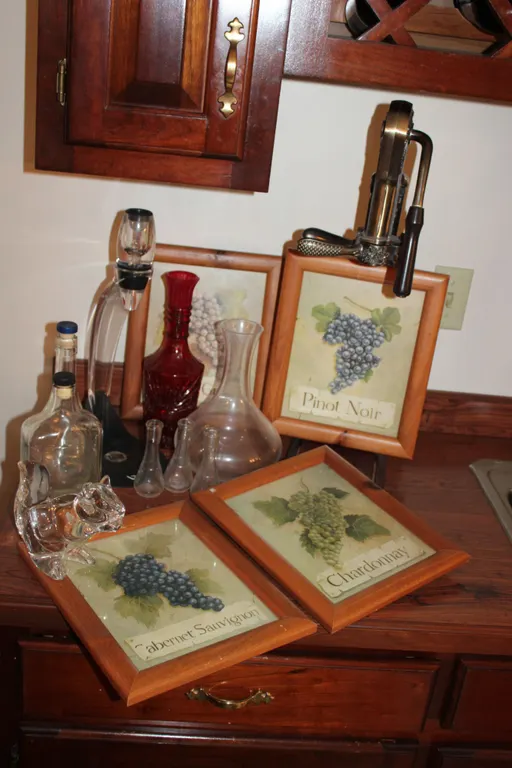 Wine Décor & Accessories
