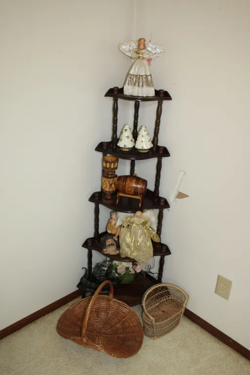 Corner Shelf & Décor