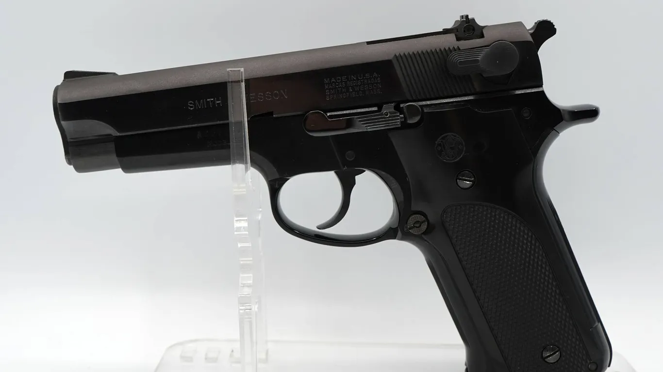 Smith & Wesson - Model 39 - 9mm Pistol