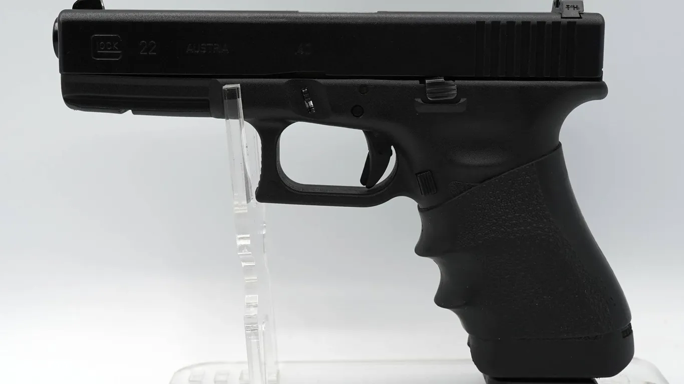 Glock 22 - .40 S&W Pistol w/ Case