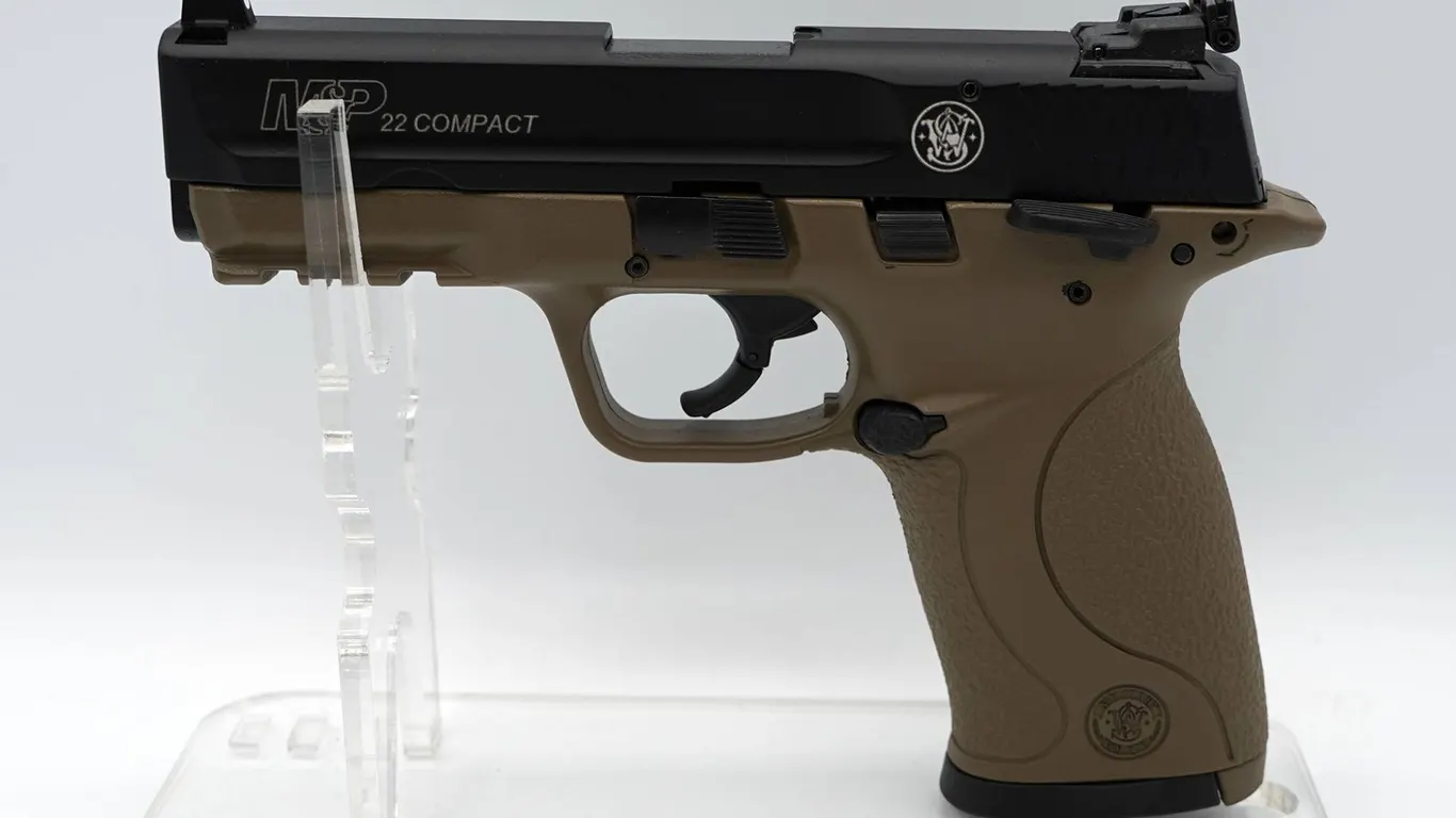 Smith & Wesson - M&P22 Compact FDE Pistol