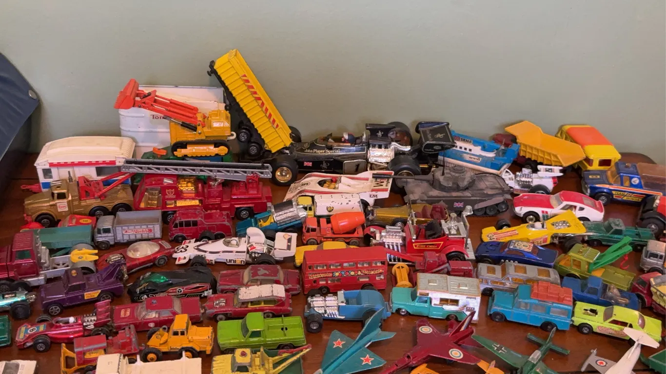 Large Vintage Matchbox, Hot Wheels & Die-Cast Vehicle Collection