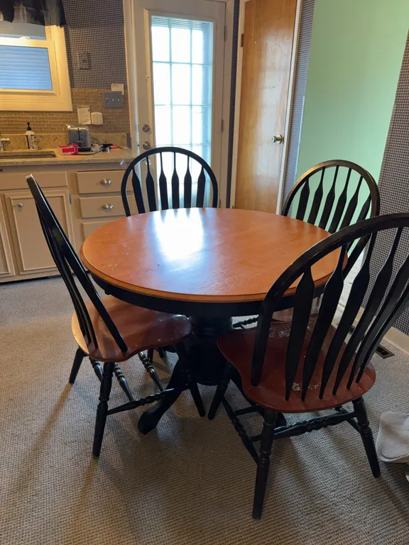 Round Pedestal Dining Table with 4 Windsor Chairs
