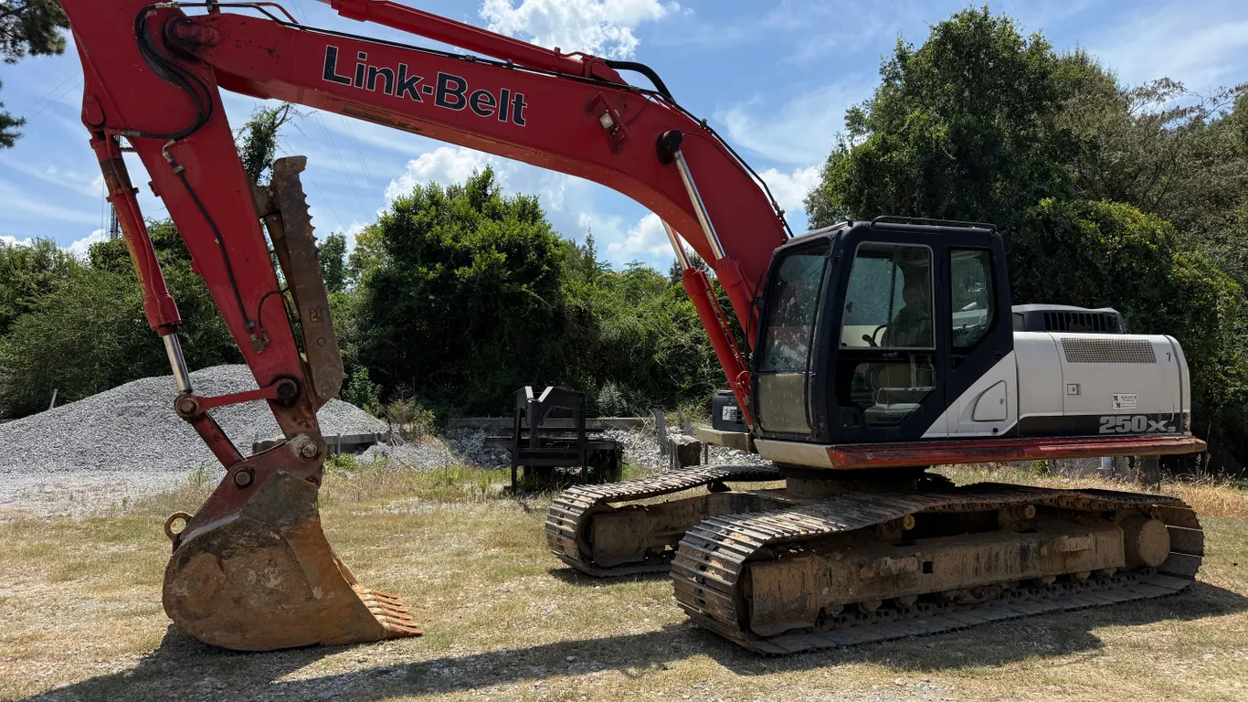 2011 LINK-BELT 250X3 HYDRAULIC EXCAVATOR SN: LBX25006NBHEX1139