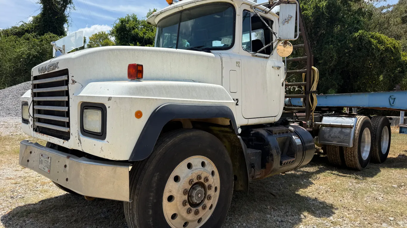 1997 MACK RD688S TANDEM AXLE DAY CAB TRUCK TRACTOR VIN: 1M2P267Y2VM033057
