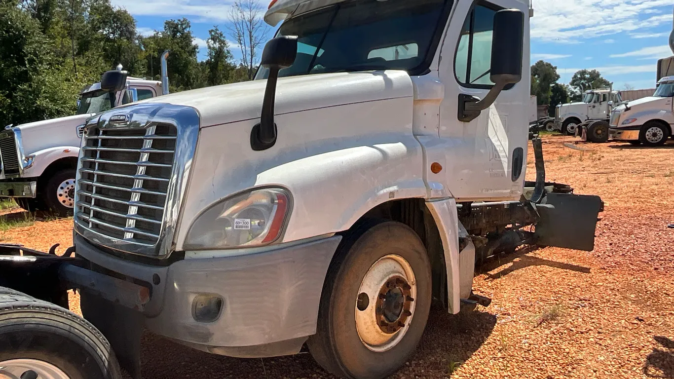 2012 FREIGHTLINER CASCADIA TANDEM AXLE DAY CAB TRUCK TRACTOR VIN: 1FUBGDDV8CSBL9587