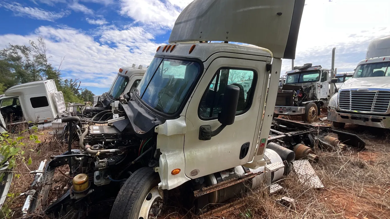 2015 FREIGHTLINER CASCADIA TA TANDEM AXLE DAY CAB TRUCK TRACTOR VIN: 1FUJGEDV0FLGE9606