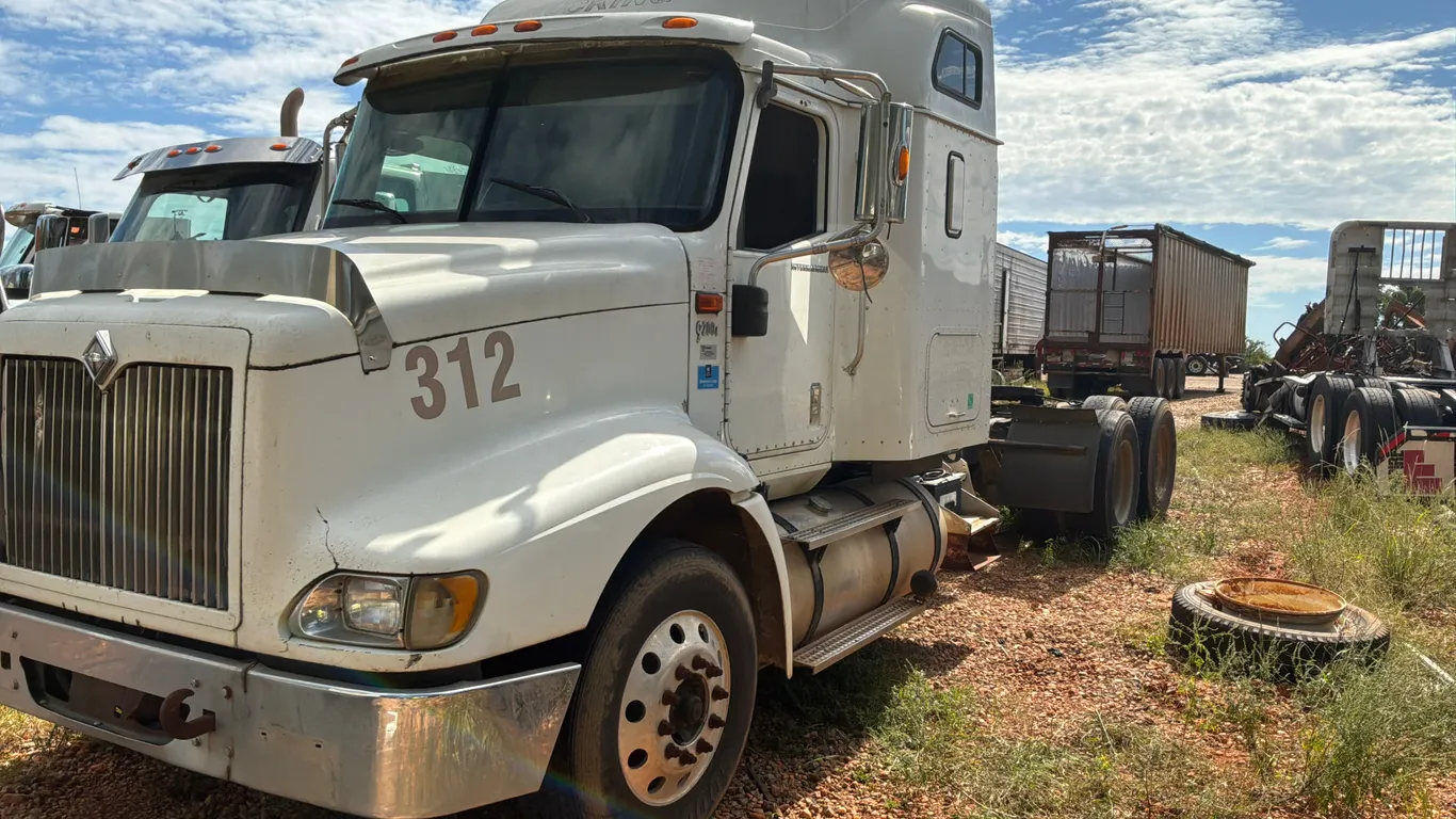 2005 INTERNATIONAL 9200I TANDEM AXLE SLEEPER TRUCK TRACTOR VIN: 2HSCEAPR25C172918
