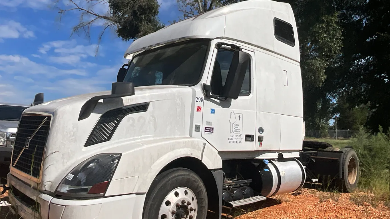 2016 VOLVO TRUCK TA TANDEM AXLE SLEEPER TRUCK TRACTOR VIN: 4V4NC9EH2GN939362