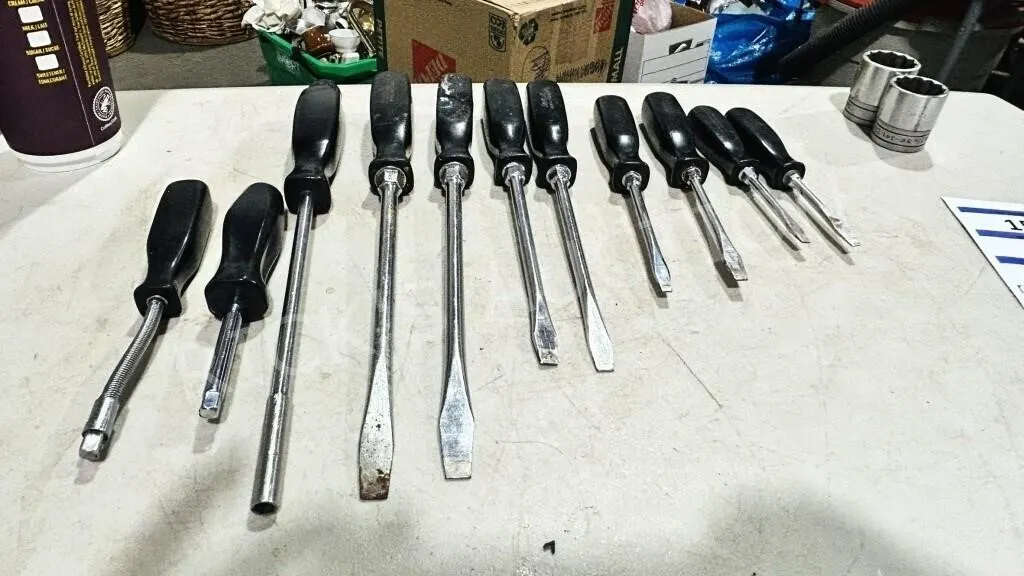 11 pcs Snap On screw drivers & hand sockets