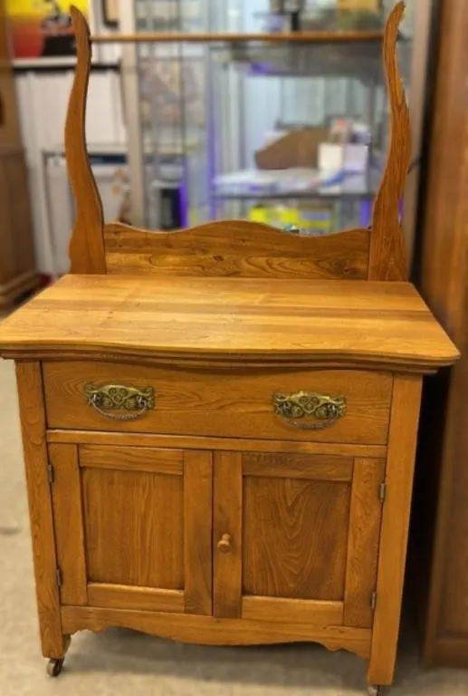 Vintage Wash Stand. 29�Wx16�Dx27�to48�H.