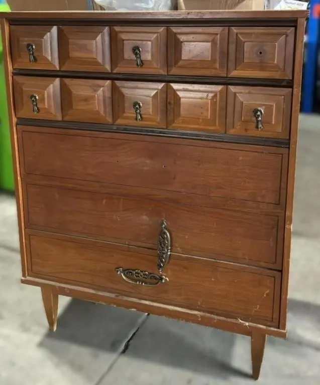 Wooden 5 Drawer Dresser. 34�Wx18�Dx43�H. Handle