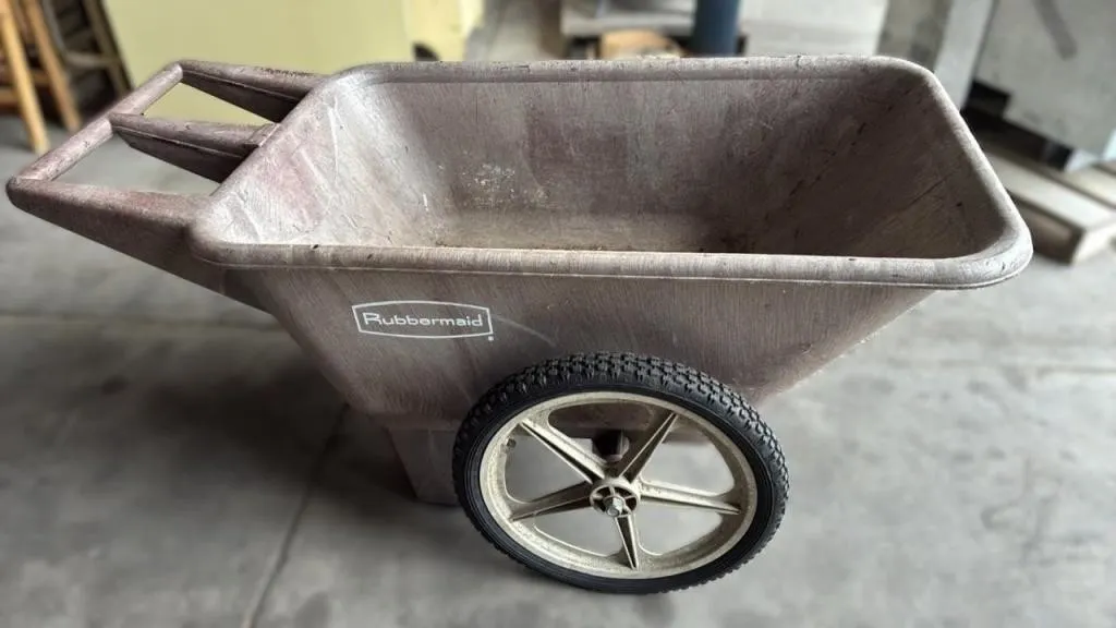 Rubbermaid Dump Cart. *NO SHIPPING *C