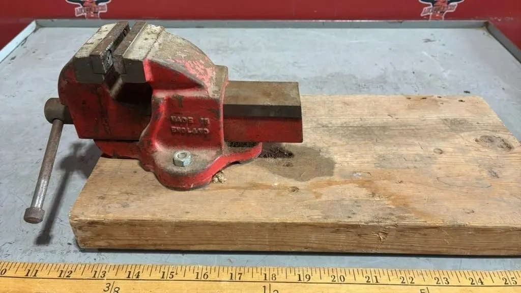 2.5� Bench Vise. *NO SHIPPING *LYS