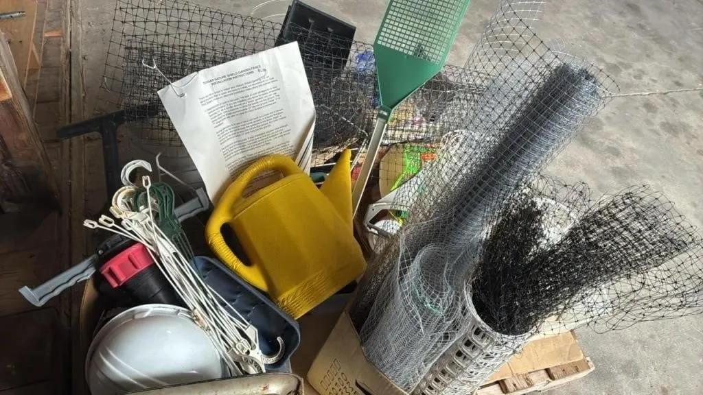 Pallet of Garden Supplies *NO SHIPPING *C