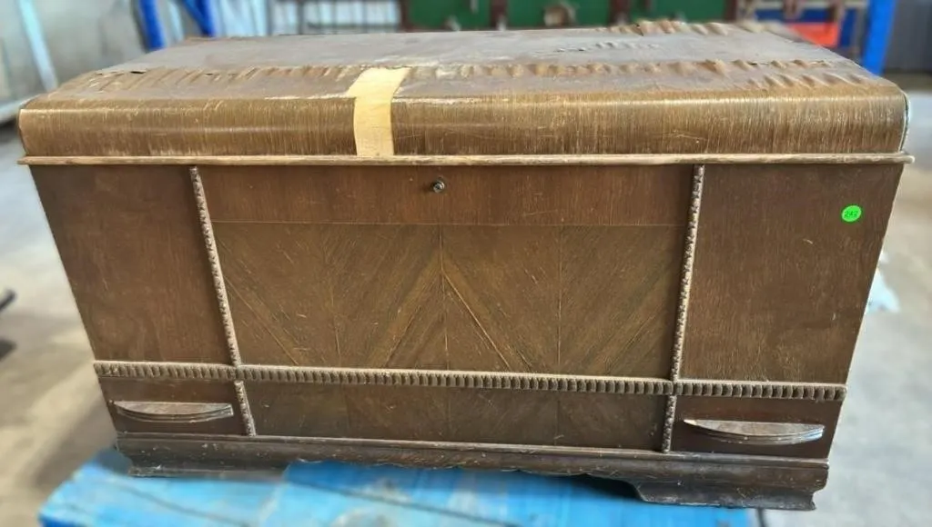Honderich Cedar Lined Wooden Chest W/Original