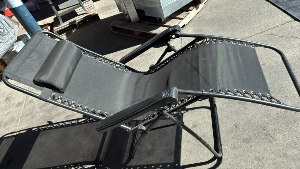 Pair of Folding Lounge Chairs. *NO SHIPPING *LYS