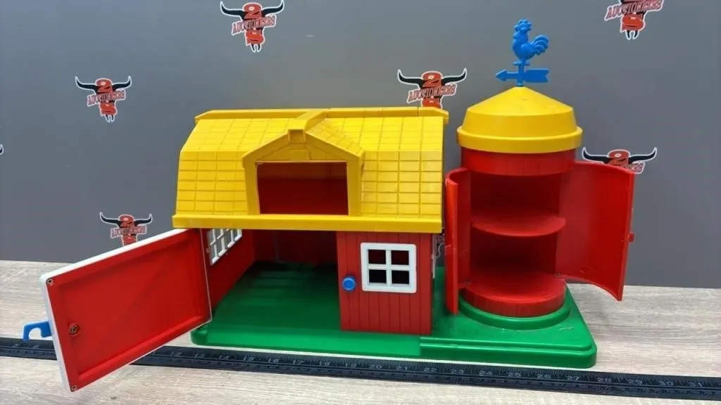 Playworld Toys Barn W/Silo.