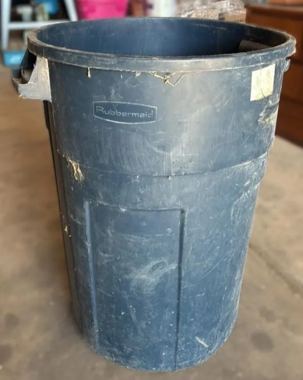 Rubbermaid Garbage Can. *NO SHIPPING *LYS