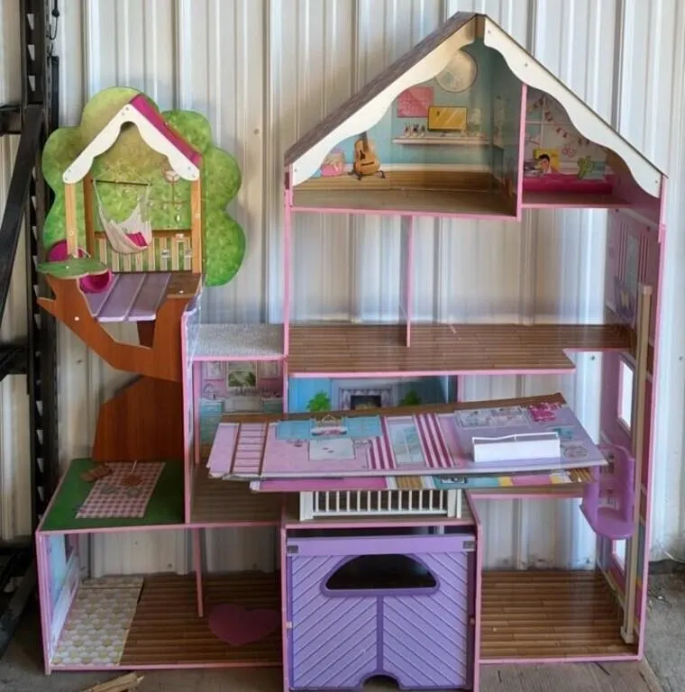 KidKraft Dollhouse. Some Damage. 52�x61�. *LYS