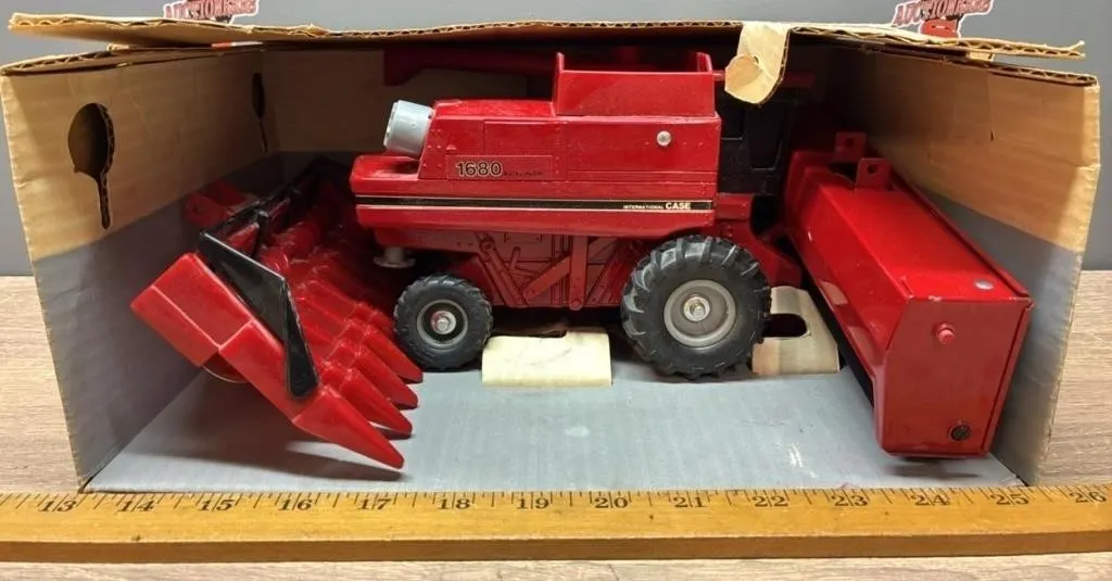 1:32 ERTL Case IH 1680 Combine.