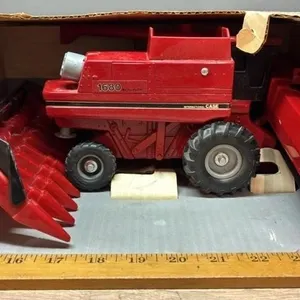 1:32 ERTL Case IH 1680 Combine.