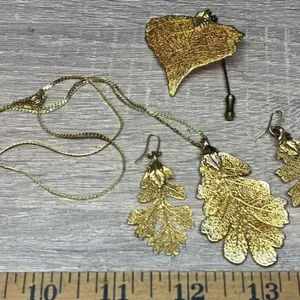 Unmarked Gold Coloured Leaf Jewellery. *SC