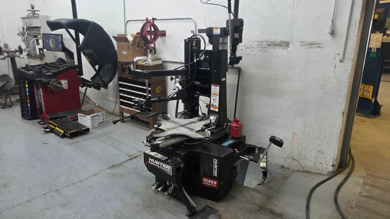2021 Hunter Engineering Company TCX58/59 Tire Machine
