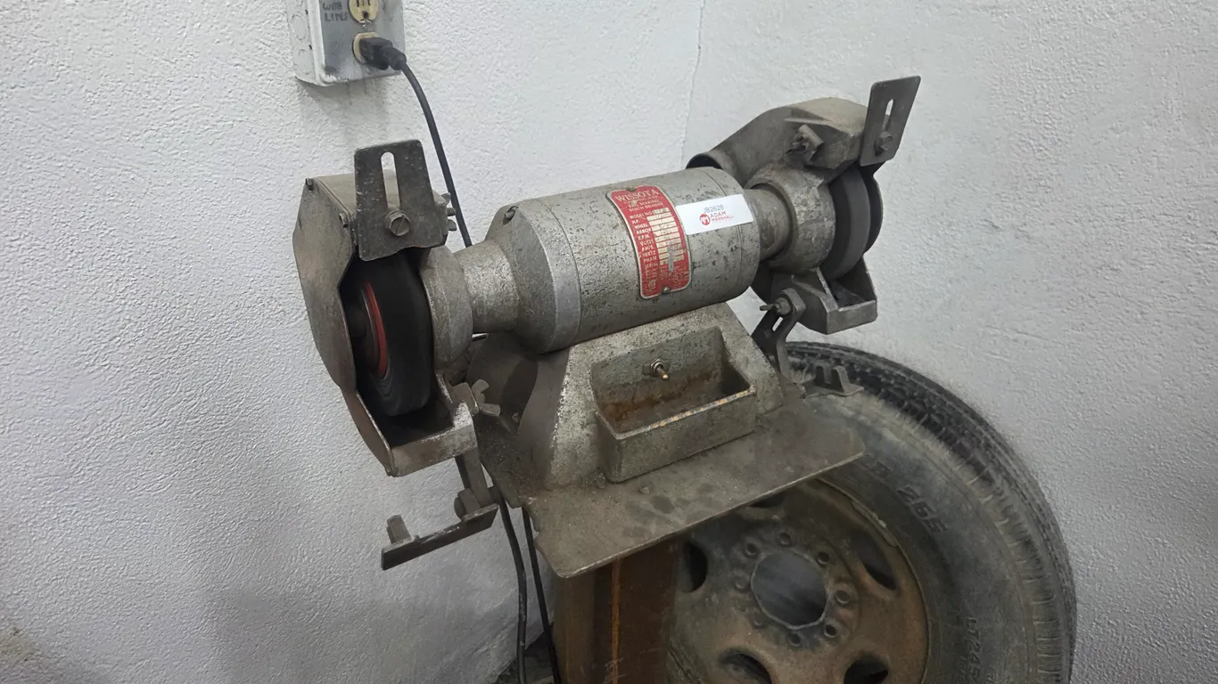 Wissota E-7W Bench Grinder