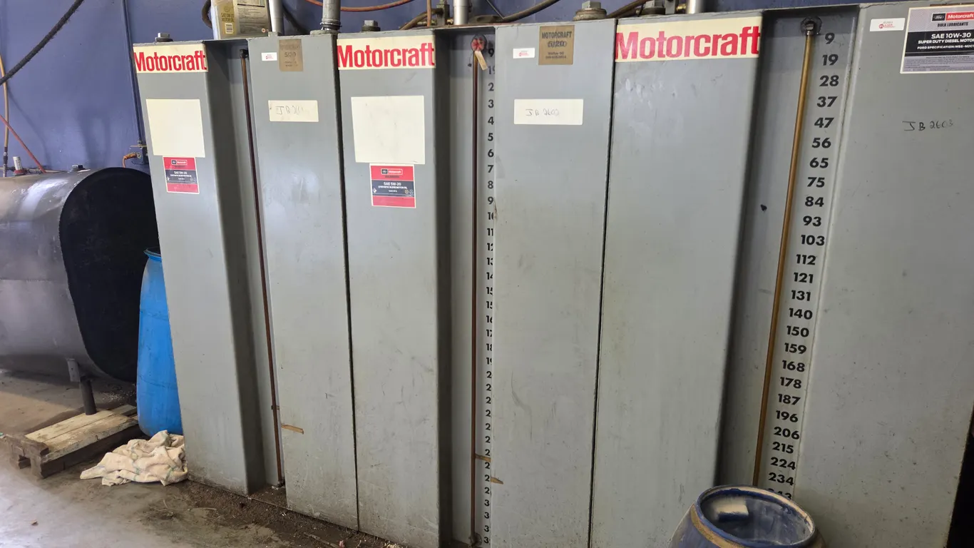 327 Gallon Capacity Bulk Oil Tank