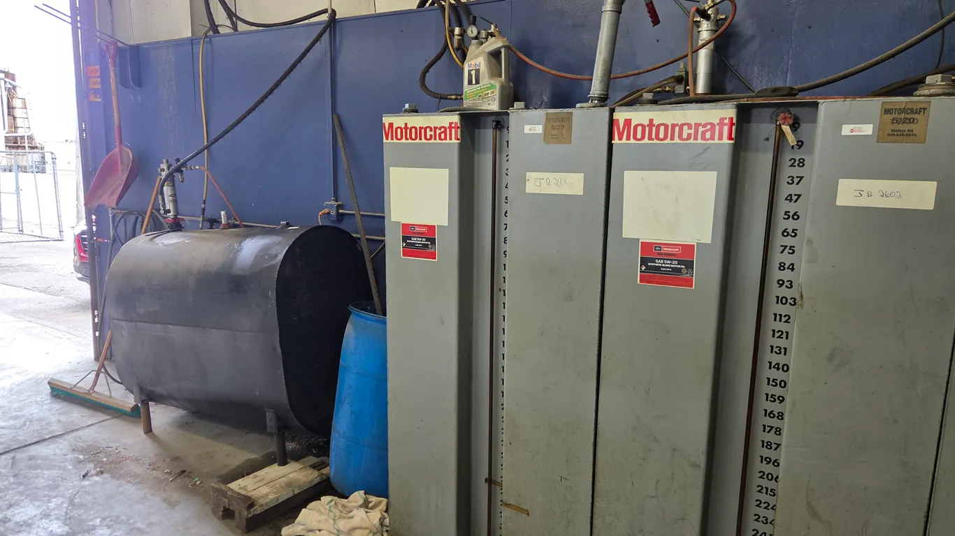 327 Gallon Capacity Bulk Oil Tank