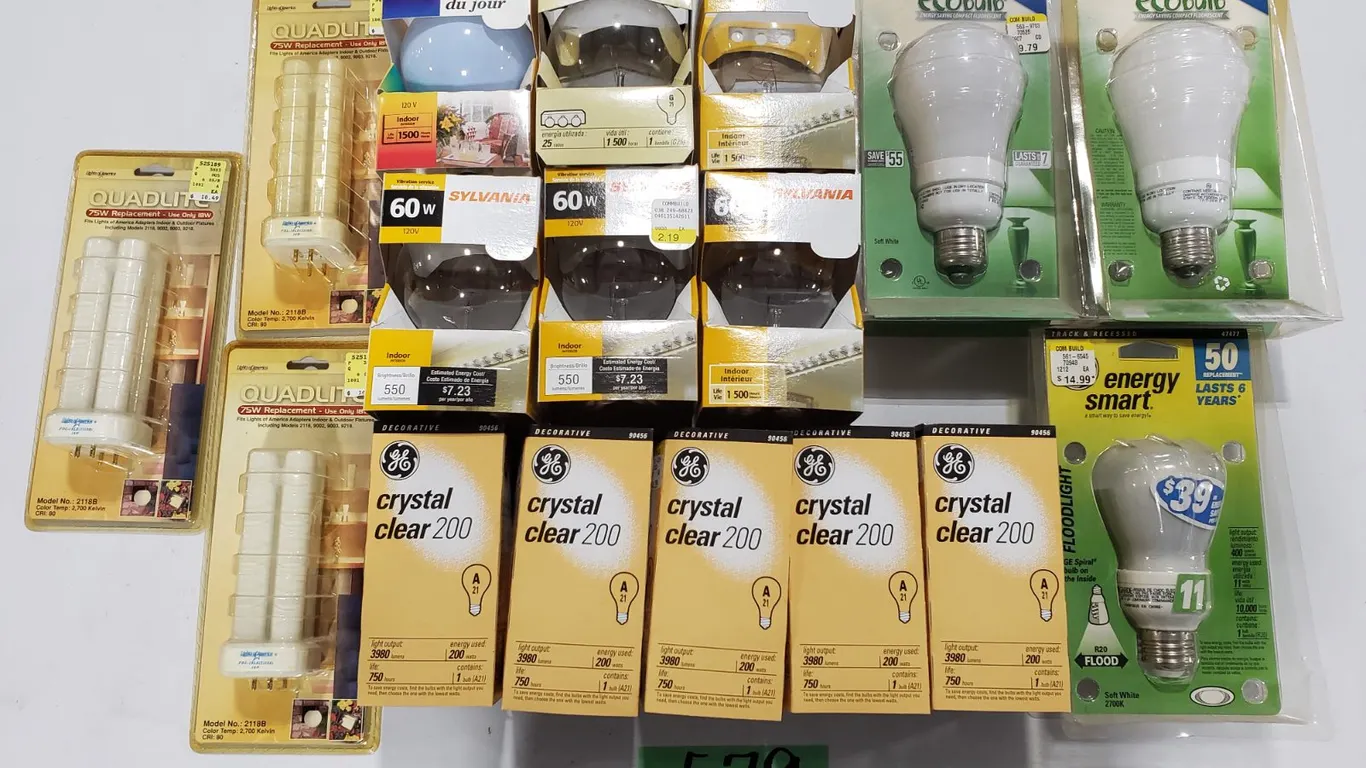 (17) Assorted Light Bulb