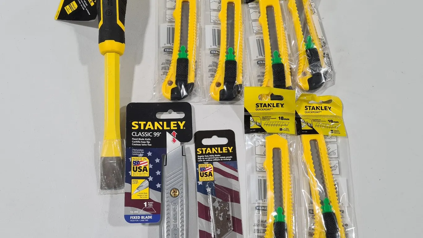 Assorted Stanley Knives and Chisel