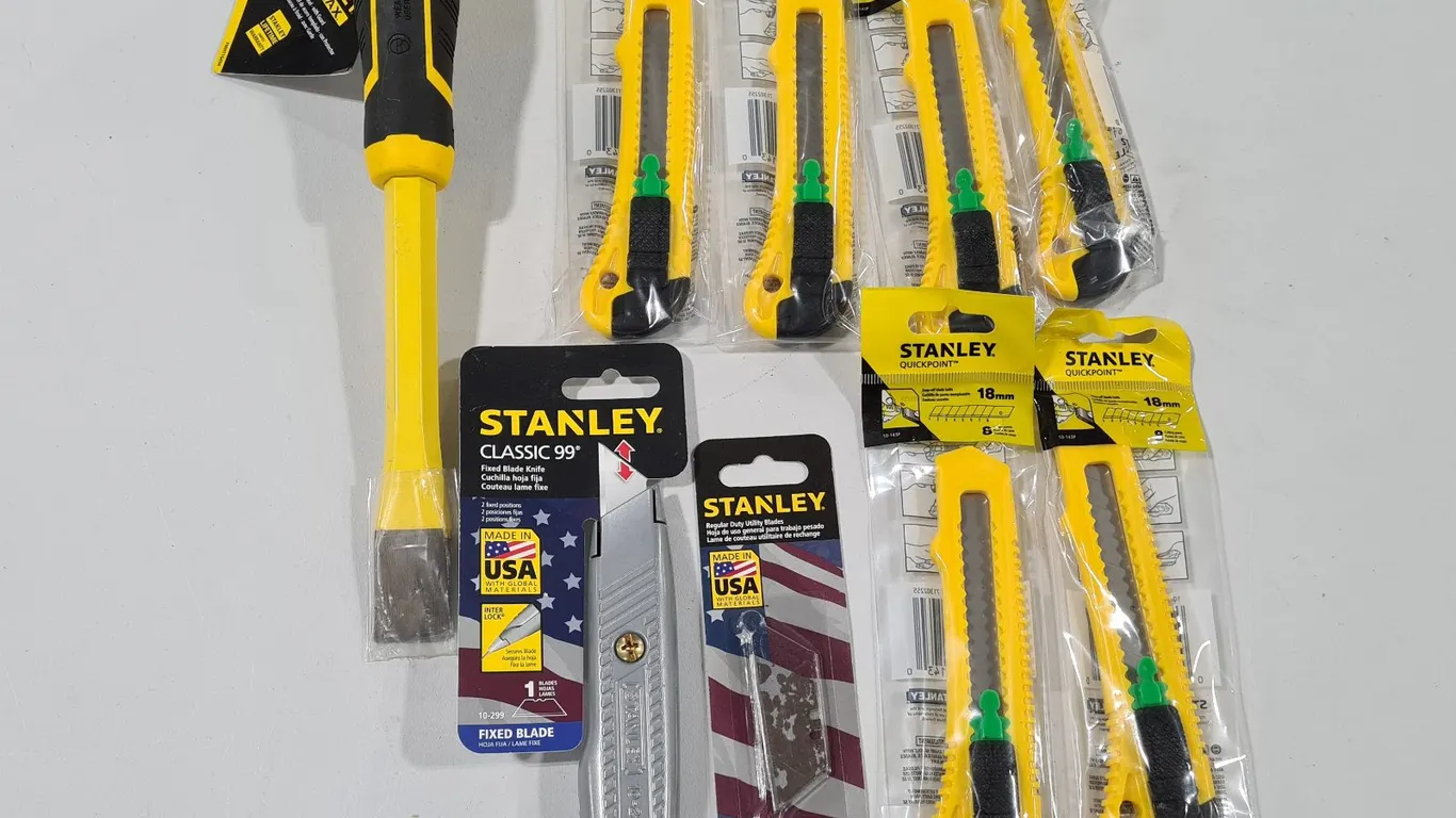 Assorted Stanley Knives and Chisel