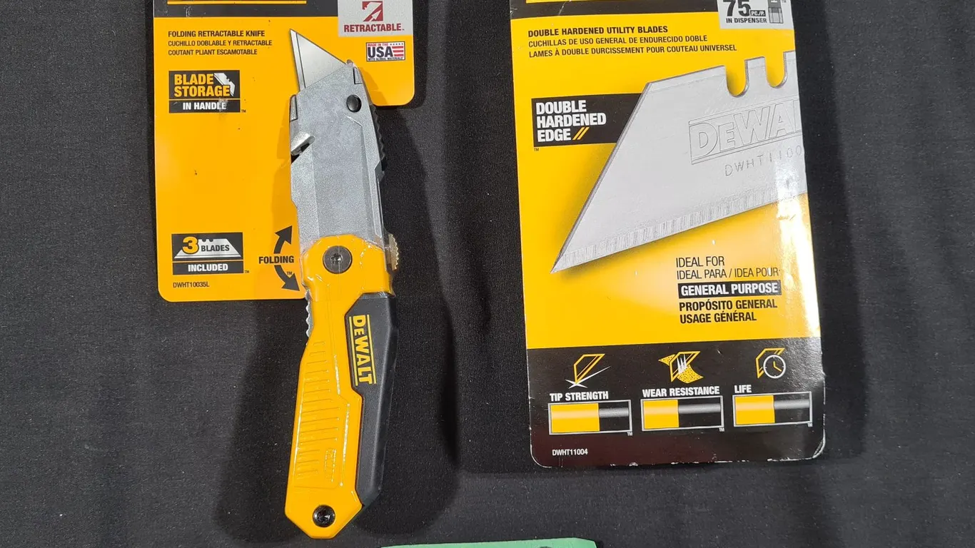DeWalt Folding Retractable Knife & (75) Additional Blades