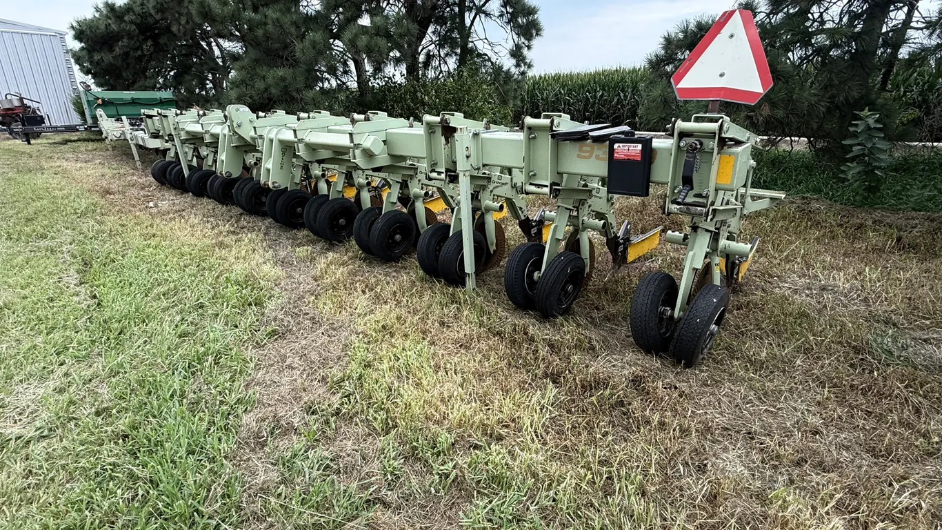 Orthman 9300 Cultivator - 10R30